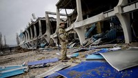 Sementara itu, kerusakan sejumlah infrastruktur di berbagai wilayah Ukraina imbas perang Rusia-Ukraina, membuat sejumlah aktivitas menjadi terganggu bahkan lumpuh sejak beberapa waktu lalu.