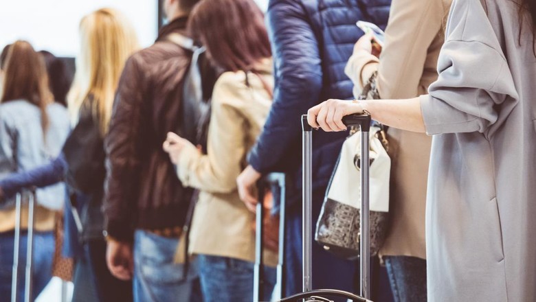 Ilustrasi check in di bandara