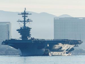 Iran Hantam Kapal Induk AS Abraham Lincoln dengan 4 Rudal Balistik