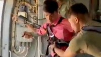 Sebagain dari 50 orang tersebut berhasil diselamatkan sejak Senin (11/4). Medan berupa perbukitan curam membuat evakuasi sedikit terhambat.
