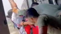 Sebelum insiden, kereta gantung itu membawa para peziarah ke puncak bukit yang dianggap suci oleh pemeluk Hindu.