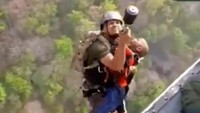 Ini momen saat seorang warga dievakuasi menggunakan helikopter militer India.