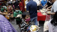 Menu berbuka puasa diberikan satu persatu menjelang azan Magrib.