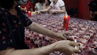 Warga Tionghoa menyiapkan menu berbuka untuk umat muslim di vihara.