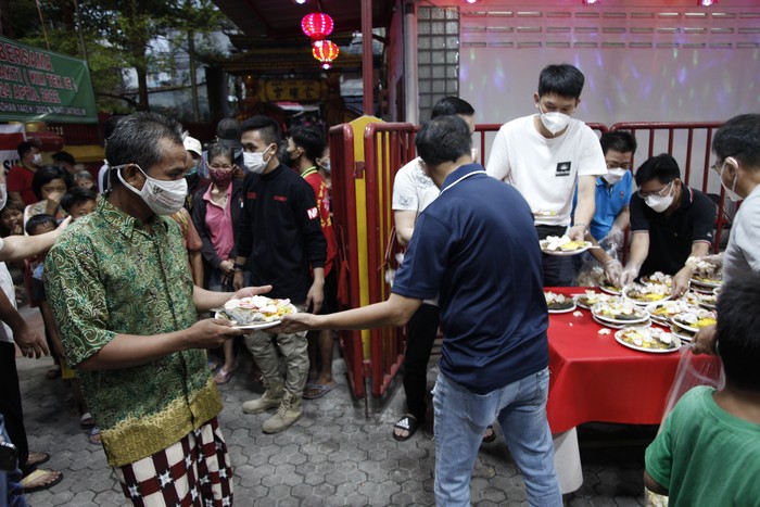 INDONESIA-RAMADAN Panitia membagikan menu makanan berbuka puasa di Vihara Dharma Bakti, Petak Sembilan, Jakarta. Agenda tahunan tersebut untuk persaudaraan dan toleransi antarumat beragama.