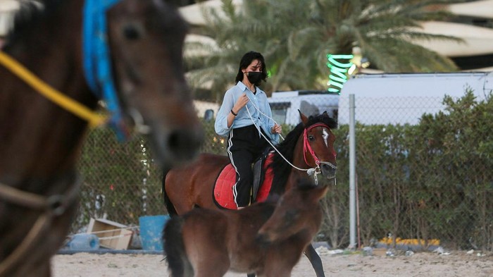 IRAQ-SPORTS/WOMEN-RIDING An Iraqi woman rides a horse during a training session in the sport traditionally practiced by men, at the Equestrian Club in Basra, Iraq, March 29, 2022. Picture taken March 29, 2022. REUTERS/Essam al-Sudani
