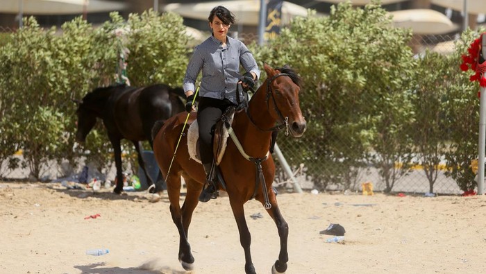 IRAQ-SPORTS/WOMEN-RIDING An Iraqi woman rides a horse during a training session in the sport traditionally practiced by men, at the Equestrian Club in Basra, Iraq, March 29, 2022. Picture taken March 29, 2022. REUTERS/Essam al-Sudani