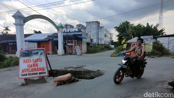 Lubang di tengah jalan di Asahan.