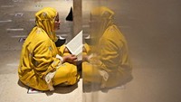 Perempuan tadarus Al-Quran di Masjid Itiqlal, Jakarta, Sabtu (2/4/2022). Amalan baik sangat dianjurkan selama Ramadan dan bulan-bulan yang lain.(AP Photo/Dita Alangkara)