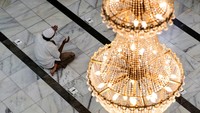 Warga berdoa di Masjid Cut Meutia, Jakarta, Minggu (3/4/2022). Puasa selama satu bulan diwajibkan kepada setiap orang yang beriman. (Willy Kurniawan/Reuters)