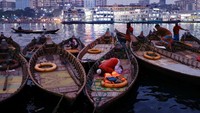 Seorang muslim salat Magrib dari atas kapal di Dhaka, Bangladesh, Senin (11/4/2022). Tidak seperti ibadah lain seperti salat, zakat atau haji, puasa tidak ada yang mengetahui nilai dan besaran amalan yang dihasilkan. Allah yang akan memberi penilaian secara langsung dan tidak ada yang mengetahui hasilnya.  (Mohammad Ponir Hossain/Reuters)