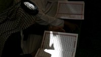 Seorang muslim berdoa dan tadarus Al-Quran di Masjid Imam Ali, Najaf, Irak, Minggu (3/10/2022).  (AP Photo/Anmar Khalil)