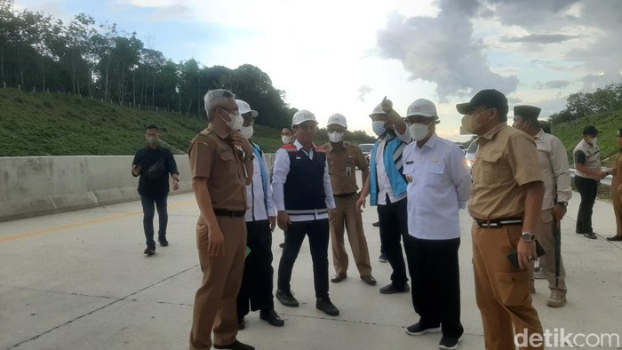 Gubernur Riau Syamsuar meninjau ruas tol Pekanbaru-Bangkinang.