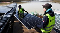 Dilansir Reuters, sebuah perusahaan Jerman bulan depan akan mengaktifkan pembangkit listrik tenaga surya terapung yang telah dibangunnya di atas danau tambang. Sebuah teknologi terbarukan yang dipasang dengan cepat ini nantinya dapat membantu Jerman menghentikan ketergantungan bahan bakar fosil Rusia. (Thilo Schmuelgen/Reuters)