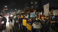 Krisis ekonomi yang tengah melanda Sri Lanka membuat warga negara tersebut menggelar aksi unjuk rasa sejak sejak beberapa pekan lalu. Ribuan warga Sri Lanka memprotes menyerukan agar presiden Gotabaya Rajapaksa mundur dari jabatannya di tengah krisis ekonomi.