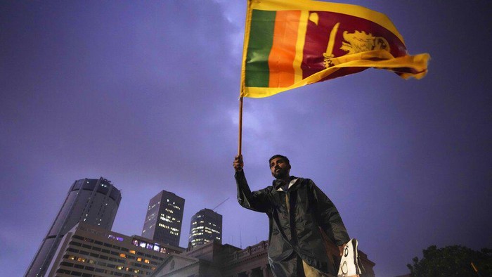 Protes terkait krisis ekonomi masih terus berlangsung di Sri Lanka. Aksi unjuk rasa itu salah satunya digelar di luar kantor presiden yang berada di Kolombo.