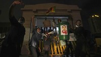 Para menteri hingga Gubernur Bank Sentral Sri Lanka juga telah memutuskan untuk mengundurkan diri saat protes dari masyarakat semakin panas. Para pengamat mengatakan akar dari krisis saat ini karena pemerintah Sri Lanka sendiri. Pemerintah negara itu disebut tidak becus mengurus perekonomian negara. Diduga pemerintah yang menyebabkan dan mempertahankan defisit. Hingga menyebabkan negara kekurangan anggaran di samping defisit berjalan. Krisis ini juga dipercepat oleh pemotongan pajak yang besar. Potongan pajak merupakan janji dari Presiden Sri Lanka Gotabaya Rajapaksa selama kampanye pemilihan 2019. Kebijakan itu diberlakukan beberapa bulan sebelum pandemi COVID-19. Itu juga yang membuat ekonomi negara itu memburuk.
