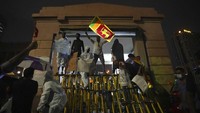 Sejumlah warga meneriakan membawa poster serta bendera Sri Lanka saat menggelar aksi protes terkait krisis ekonomi di luar kantor presiden yang berada di kawasan Kolombo, Sri Lanka, Senin (11/4/2022) waktu setempat.
