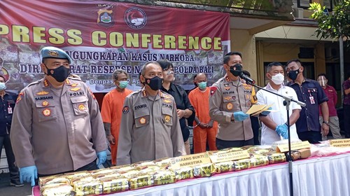 Kapolda Bali Irjen Putu Jayan Danu Putra saat pers reales tangkapan narkoba di Mapolda Bali.
