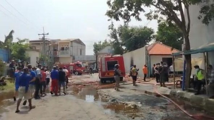 kebakaran pabrik elektonik di pergudangan margomulya surabaya
