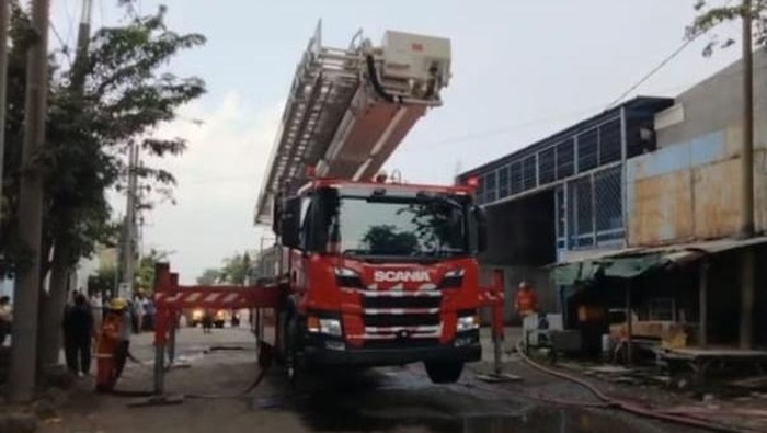 kebakaran pabrik elektonik di pergudangan margomulya surabaya