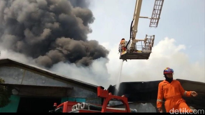 kebakaran gudang margomulyo surabaya