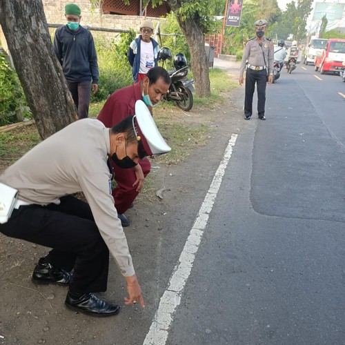 Anggota polisi dari Unit Laka Satlantas Polres Buleleng saat melakukan olah TKP
