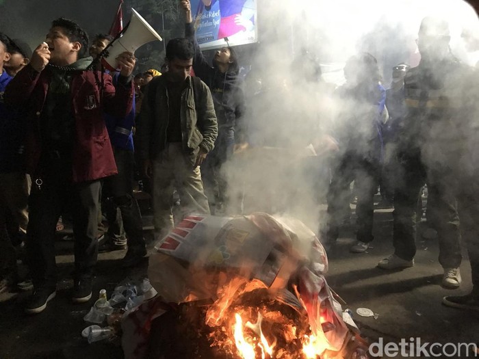 Kepulan asap dari bakaran sampah saat demo di Sukabumi