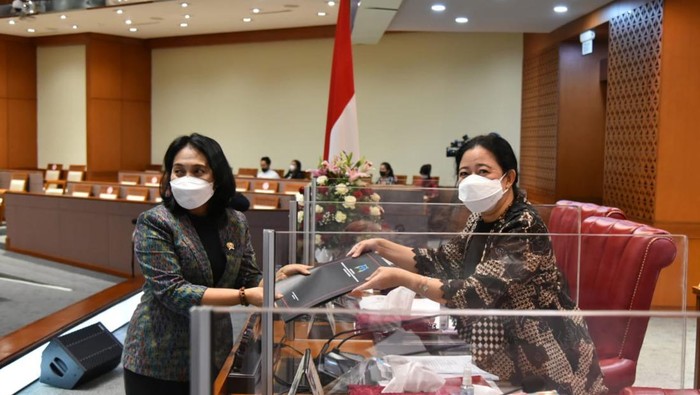 Ketua DPR RI Puan Maharani menyebut pengesahan UU tersebut menjadi hadiah bagi kaum perempuan jelang Hari Kartini pada 22 April mendatang.