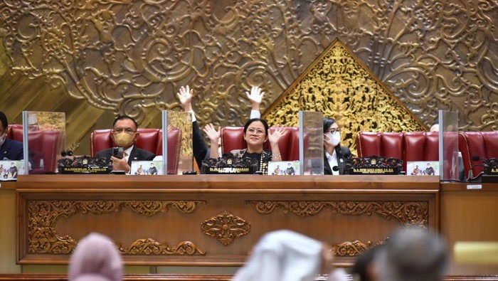 Ketua DPR RI Puan Maharani menyebut pengesahan UU tersebut menjadi hadiah bagi kaum perempuan jelang Hari Kartini pada 22 April mendatang.