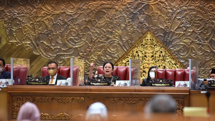Ketua DPR RI Puan Maharani menyebut pengesahan UU tersebut menjadi hadiah bagi kaum perempuan jelang Hari Kartini pada 22 April mendatang.