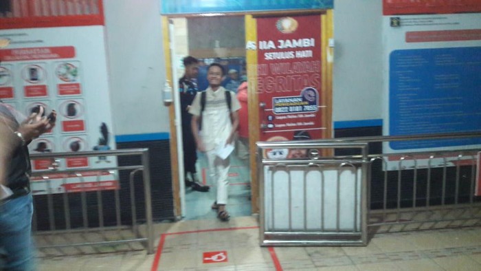 Ketua KPU Tanjabtim Non Aktif, Nurkholis saat dibebas dari sel tahanan penjara Lapas Kelas II A Jambi