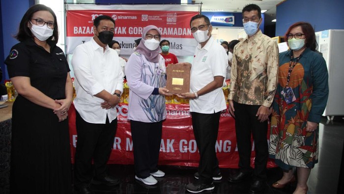 Koperasi Transmedia bekerjasama dengan Sinarmas menggelar bazar minyak goreng Ramadan