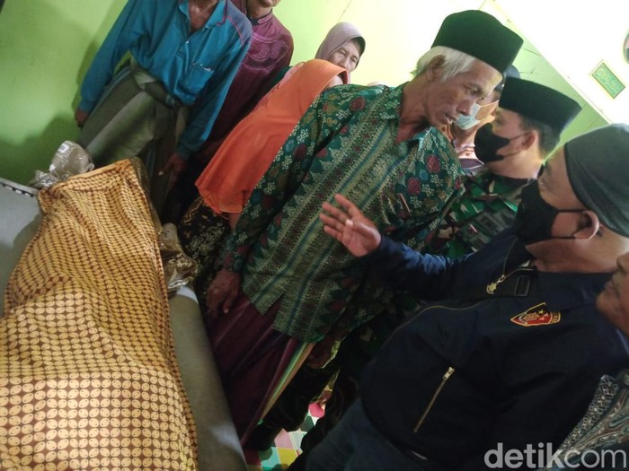Korban saat akan dimakamkan
