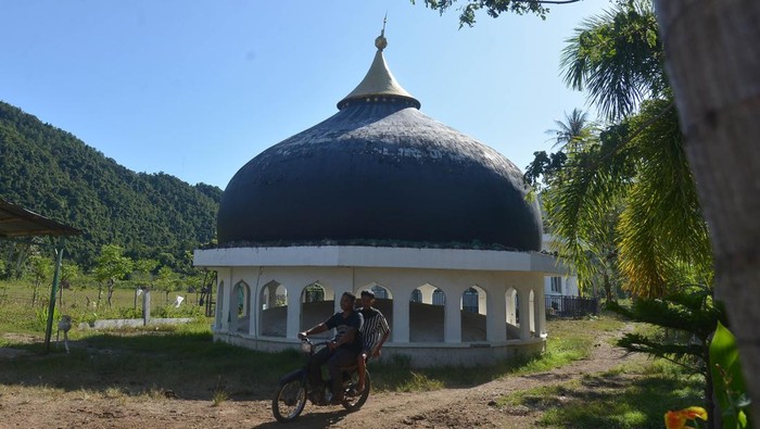 KUBAH MASJID TSUNAMI DI ACEH Pengendara sepeda motor melintas di dekat situs Kubah Masjid Tsunami, Desa Gurah, Kecamatan Peukan Bada, Kabupaten Aceh Besar, Aceh, Selasa (12/4/2022). Kubah Masjid yang masih utuh tersebut hanyut diterjang gelombang tsunami pada 26 Desember 2004 sejauh 2,5 kilometer dan saat ini menjadi salah satu objek wisata religi. ANTARA FOTO/Ampelsa/tom.