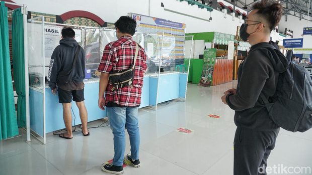 Layanan vaksin gratis di Stasiun Cepu, Blora, Selasa (12/4/2022).