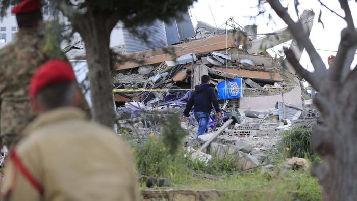 Ledakan di Libanon Hancurkan Gedung 2 Lantai Lebanese security inspect the damage after an explosion in the town of Banaafoul near the port city of Sidon, Lebanon, Tuesday, April 12, 2022. The blast demolished the two-floor building. It was not immediately clear what triggered the blast, which also caused material damage to nearby buildings and cars. (AP Photo/Mohammad Zaatari)