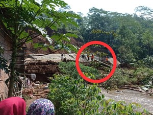 Snapshots: Penampakan Rumah Hilang-Rusak Tersapu Longsor di Wonosobo