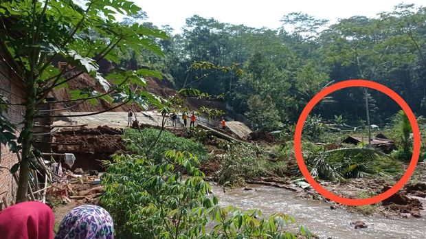 Longsor timpa rumah warga di Jolontoro Wonosobo, 11/4/2022