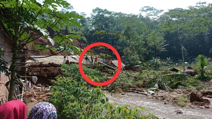 Longsor timpa rumah warga di Jolontoro Wonosobo, 11/4/2022