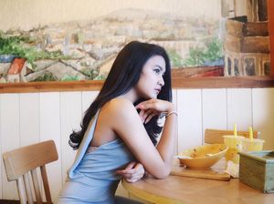 Gaya Manis Mahalini Raharja, Kekasih Rizky Febian saat Ngopi di Kafe Hits