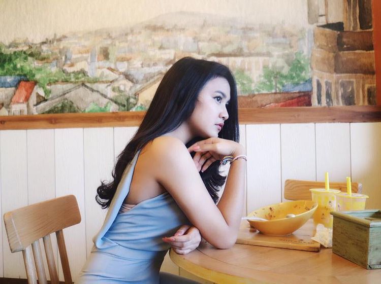 Gaya Manis Mahalini Raharja, Kekasih Rizky Febian saat Ngopi di Kafe Hits