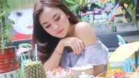 Selain itu, di Instagramnya juga banyak foto-foto lama Mahalini. Masuh sama cantiknya seperti sekarang ketika menikmati menundi kafe kekinian. Foto: Instagram @Mahalinirajarha