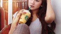 Ada pula momennya saat nongkrong di kafe populer. Dan beginilah pose Mahalini saat menyeruput minuman favoritnya. Foto: Instagram @Mahalinirajarha