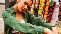 Mereka berdua kompak membuka takjil berupa kolak biji salak. Selain itu, ramai pula momen Mahalini saat ikut berbuka puasa dengan keluarga Sule. Foto: Instagram @Mahalinirajarha