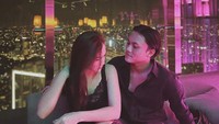 Meskipun begitu, kedunya tetap menjalani  hubungan mereka sebagaimana mestinya dan saling toleransi. Dalam channel YouTube Sule, Mahalini dan Putri Delina tampak asyik menyiakan menu sahur. Foto: Instagram @Mahalinirajarha