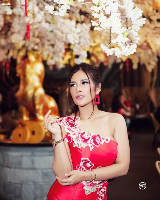 Dalam wawancara, lulusan Farmasi itu mengungkap tugasnya sebagai aspri. Tugas aku nemenin Bang Hotman kerja, dia ke outlet, dia kan punya usaha, ngingetin Bang makan, keringatan kita ngelapin, kan asisten pribadi, kata Mahesa.Foto: Instagram @mahesaputriii