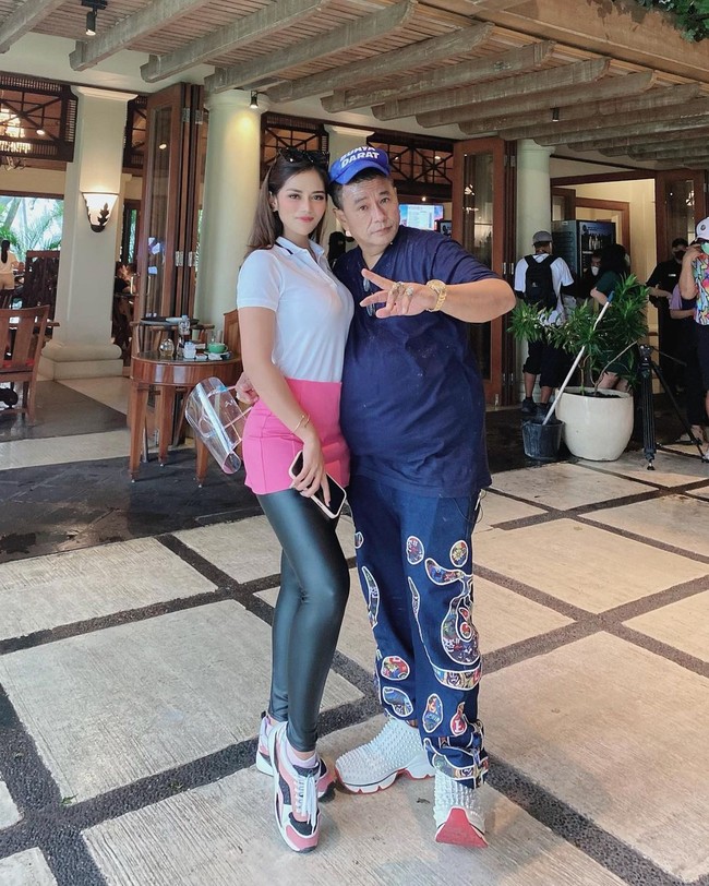 Mahesa Putri merupakan aspri ke-22 Hotman Paris. Pekerjaannya sebagai aspri berawal dari chat Hotman Paris lewat DM Instagram. Wanita lulusan Farmasi ini mengaku digaji hingga 2 digit. Pekerjaannya menemani sang pengacara kondang saat bekerja, mengingatkannya makan hingga membantu mengelap keringat. Foto: Instagram @mahesaputriii