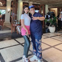 Mahesa Putri merupakan aspri ke-22 Hotman Paris. Pekerjaannya sebagai aspri berawal dari chat Hotman Paris lewat DM Instagram. Wanita lulusan Farmasi ini mengaku digaji hingga 2 digit. Pekerjaannya menemani sang pengacara kondang saat bekerja, mengingatkannya makan hingga membantu mengelap keringat. Foto: Instagram @mahesaputriii