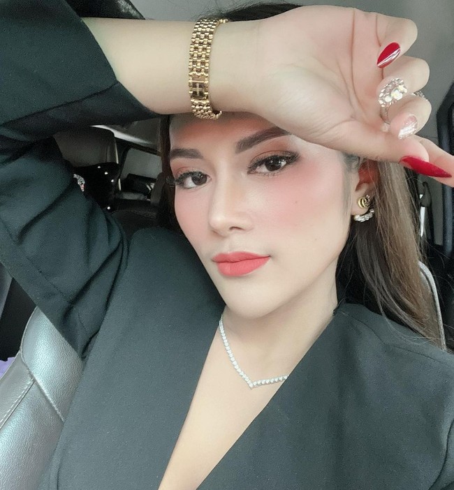 Penampilan Maseha Putri yang cantik dan seksi membuatnya jadi perhatian. Baru-baru ini Maseha pun mengungkap kisahnya jadi aspri Hotman Paris di YouTube Sule Productions. Foto: Instagram @mahesaputriii